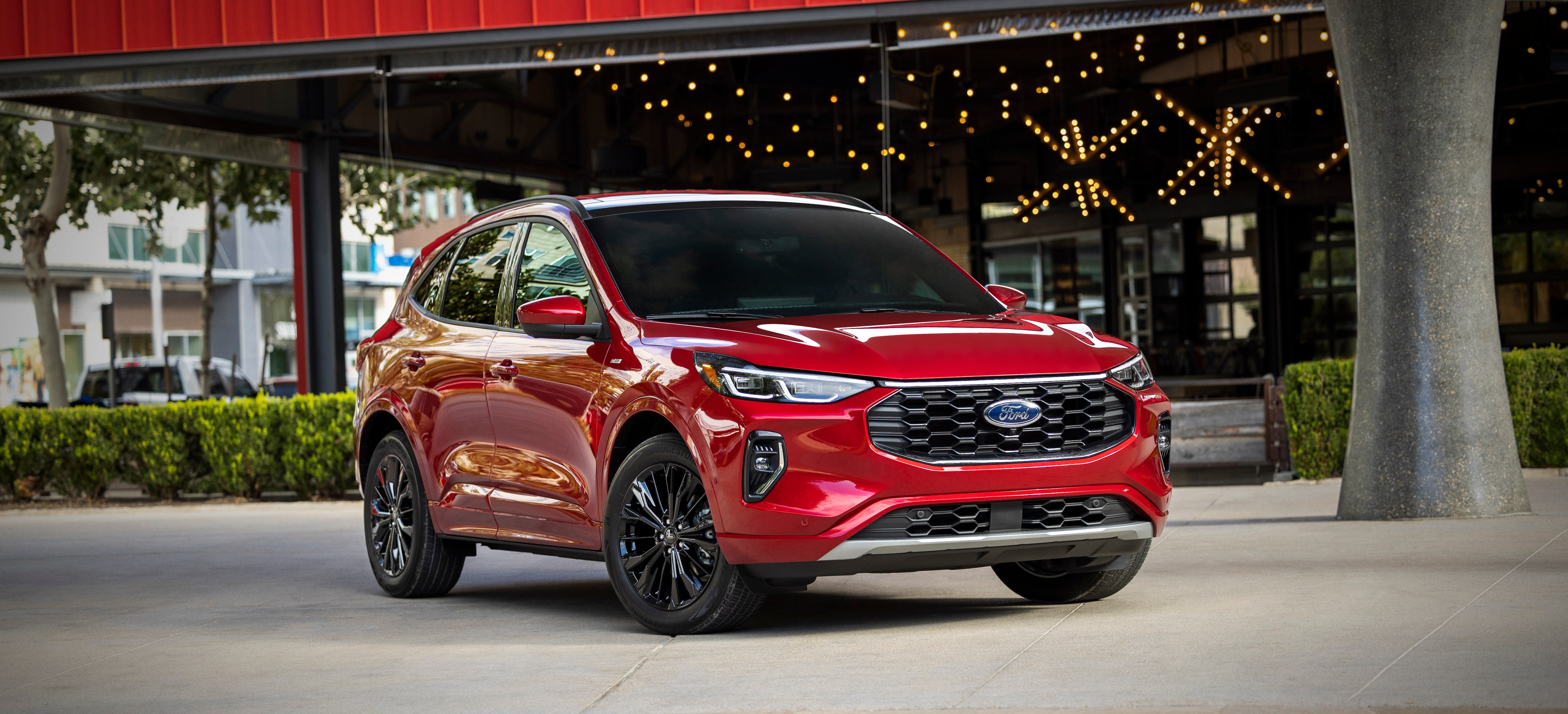 Escape ST-Line Elite, США, MY2023. Пресс-фото Ford: предсерийный автомобиль, показано дополнительное оборудование и цвет Rapid Red за доплату.